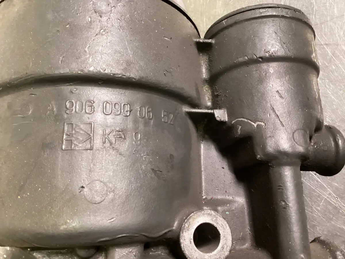 MERCEDES CARCASA DEL FILTRO DE COMBUSTIBLE A9060900652 USADA - Imagen 2