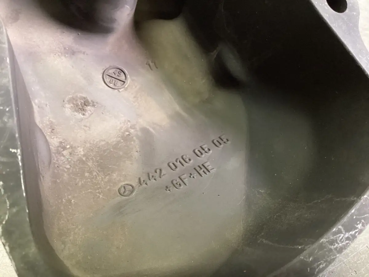 MERCEDES VALVE COVER A4420160505 USED - Picture 2