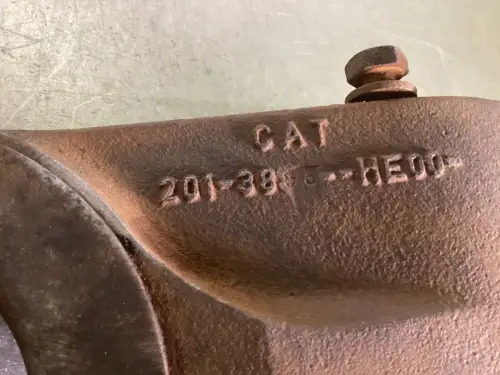 CATERPILLAR КРЕПЛЕНИЕ ДЛЯ ДВИГАТЕЛЯ 2013858 Б/У - Миниатюра 2